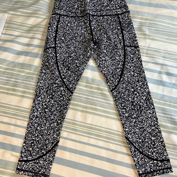 Zyia Black Mosaic Pocket Soft n Snug mid-rise 7/8 24” size 6-8 - Picture 5 of 6